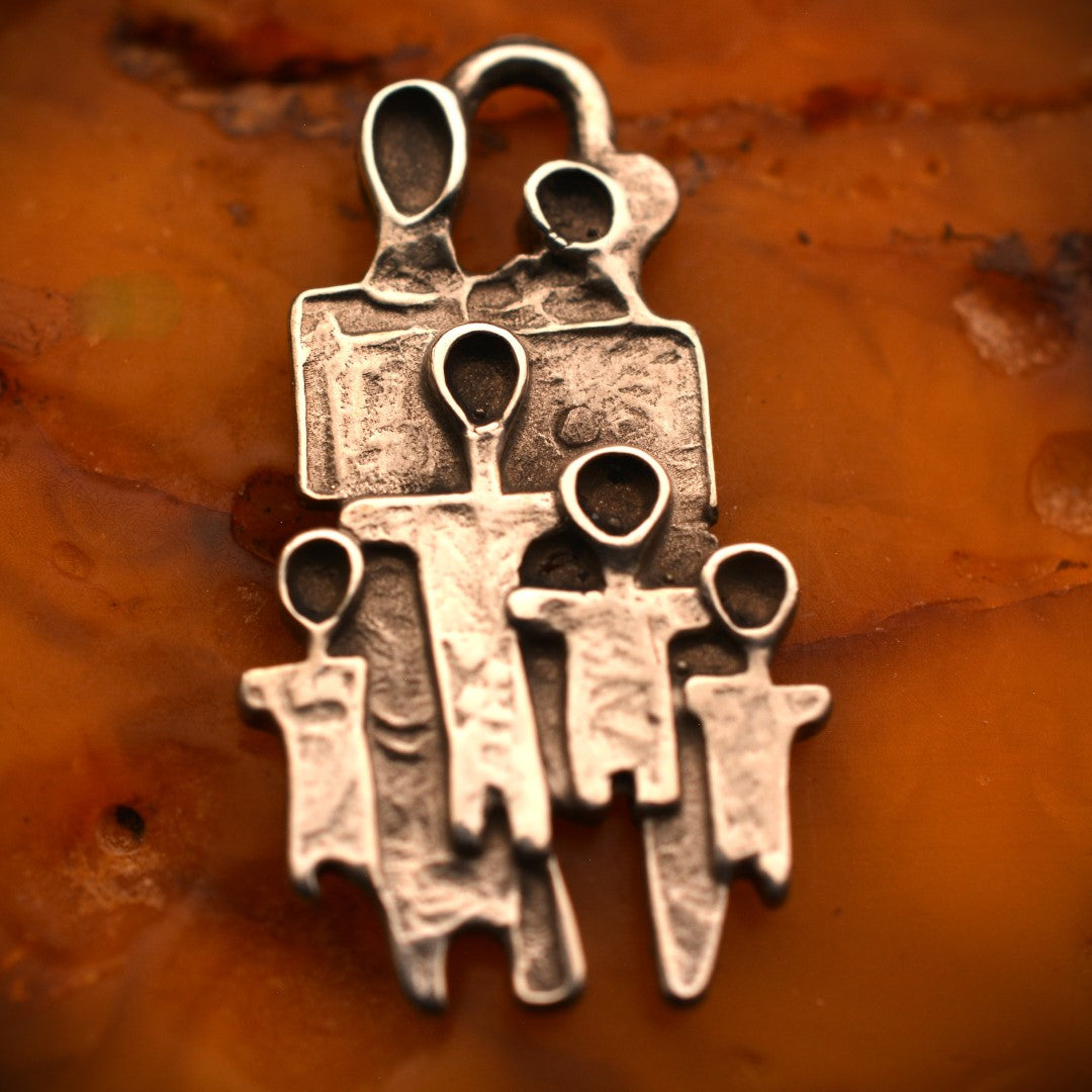 „Große Familie“ – oxidierter Anhänger aus 925er Silber, Talisman für Liebe, Zusammenhalt und familiäre Stärke, Skulpturenschmuck im Boho- und rustikalen Stil | Art Diva