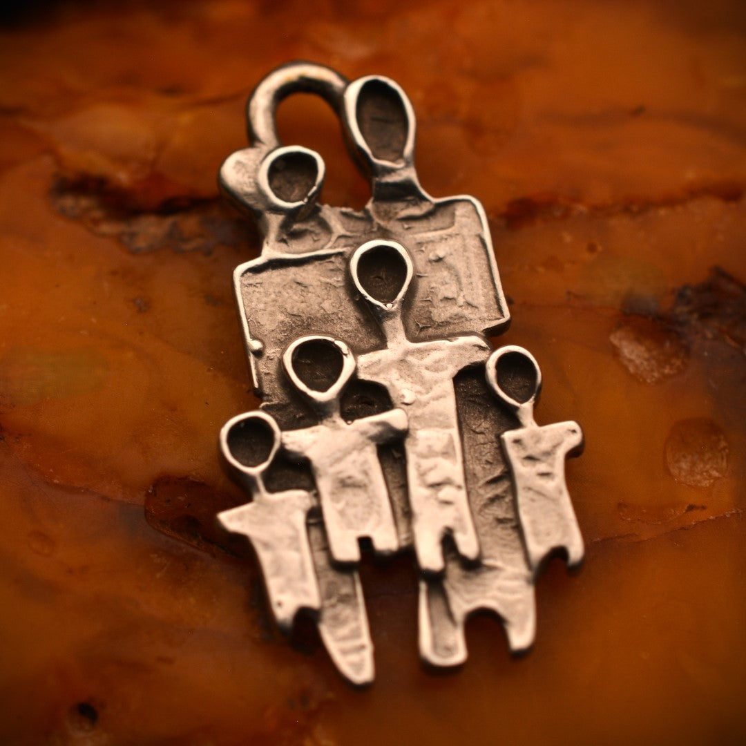 „Große Familie“ – oxidierter Anhänger aus 925er Silber, Talisman für Liebe, Zusammenhalt und familiäre Stärke, Skulpturenschmuck im Boho- und rustikalen Stil | Art Diva