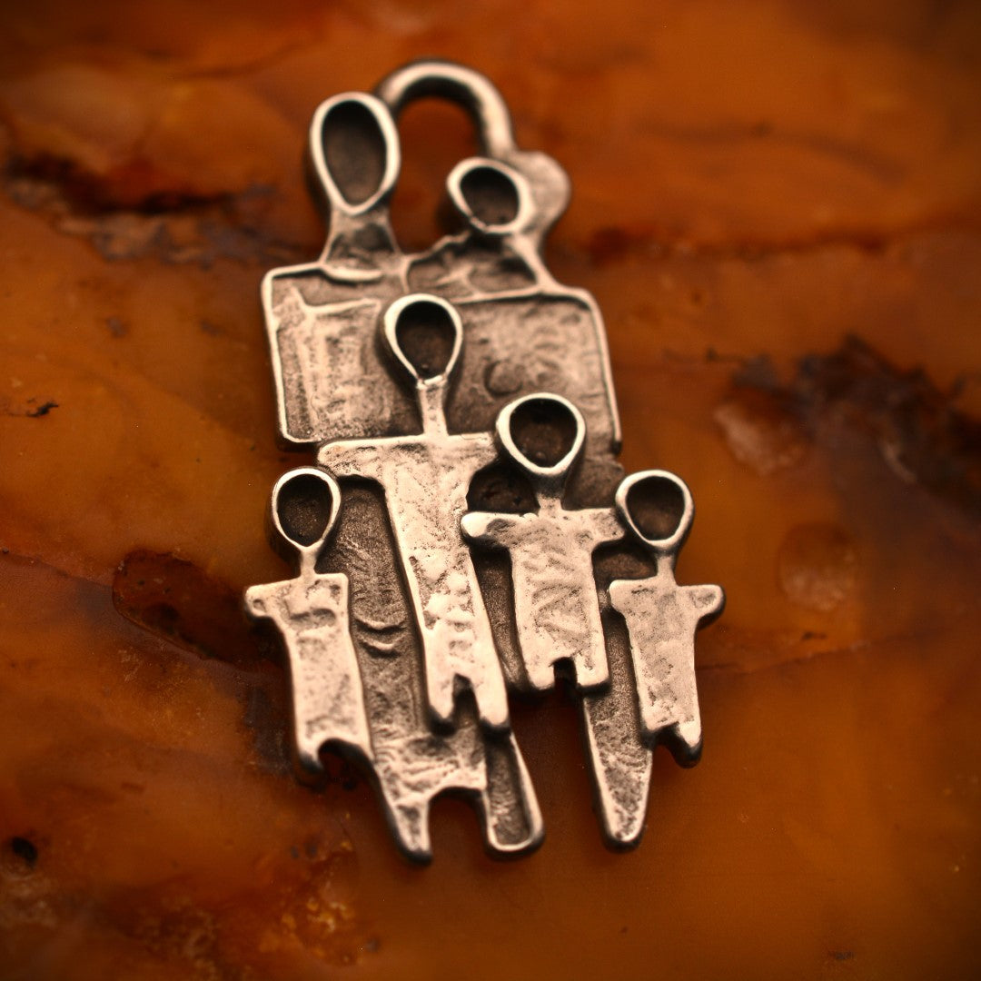 „Große Familie“ – oxidierter Anhänger aus 925er Silber, Talisman für Liebe, Zusammenhalt und familiäre Stärke, Skulpturenschmuck im Boho- und rustikalen Stil | Art Diva
