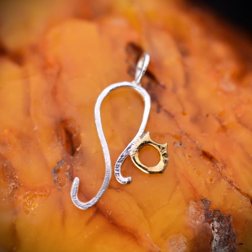 „Kätzchen“-Anhänger aus 925er Silber mit goldfarbenem Akzent – filigraner Talisman für Zärtlichkeit und Schutz, Skulpturenschmuck im Boho-Stil | Art Diva