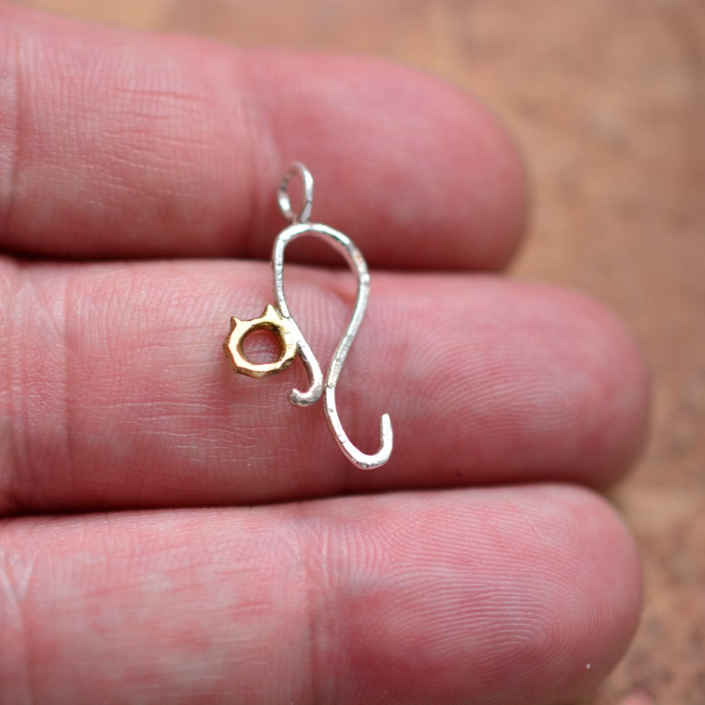 „Kätzchen“-Anhänger aus 925er Silber mit goldfarbenem Akzent – filigraner Talisman für Zärtlichkeit und Schutz, Skulpturenschmuck im Boho-Stil | Art Diva