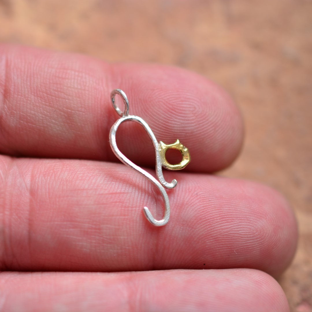 „Kätzchen“-Anhänger aus 925er Silber mit goldfarbenem Akzent – filigraner Talisman für Zärtlichkeit und Schutz, Skulpturenschmuck im Boho-Stil | Art Diva
