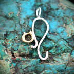 „Kätzchen“-Anhänger aus 925er Silber mit goldfarbenem Akzent – filigraner Talisman für Zärtlichkeit und Schutz, Skulpturenschmuck im Boho-Stil | Art Diva