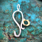 „Kätzchen“-Anhänger aus 925er Silber mit goldfarbenem Akzent – filigraner Talisman für Zärtlichkeit und Schutz, Skulpturenschmuck im Boho-Stil | Art Diva