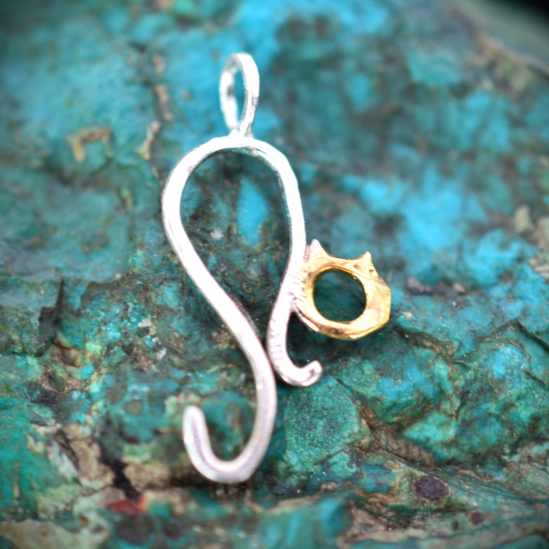 „Kätzchen“-Anhänger aus 925er Silber mit goldfarbenem Akzent – filigraner Talisman für Zärtlichkeit und Schutz, Skulpturenschmuck im Boho-Stil | Art Diva