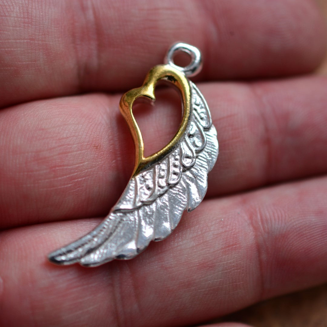 „Flügel mit Herz“-Anhänger aus 925er Silber mit goldfarbenen Akzenten – Talisman für Liebe und Schutz, Skulpturenschmuck im Boho-Stil | Art Diva