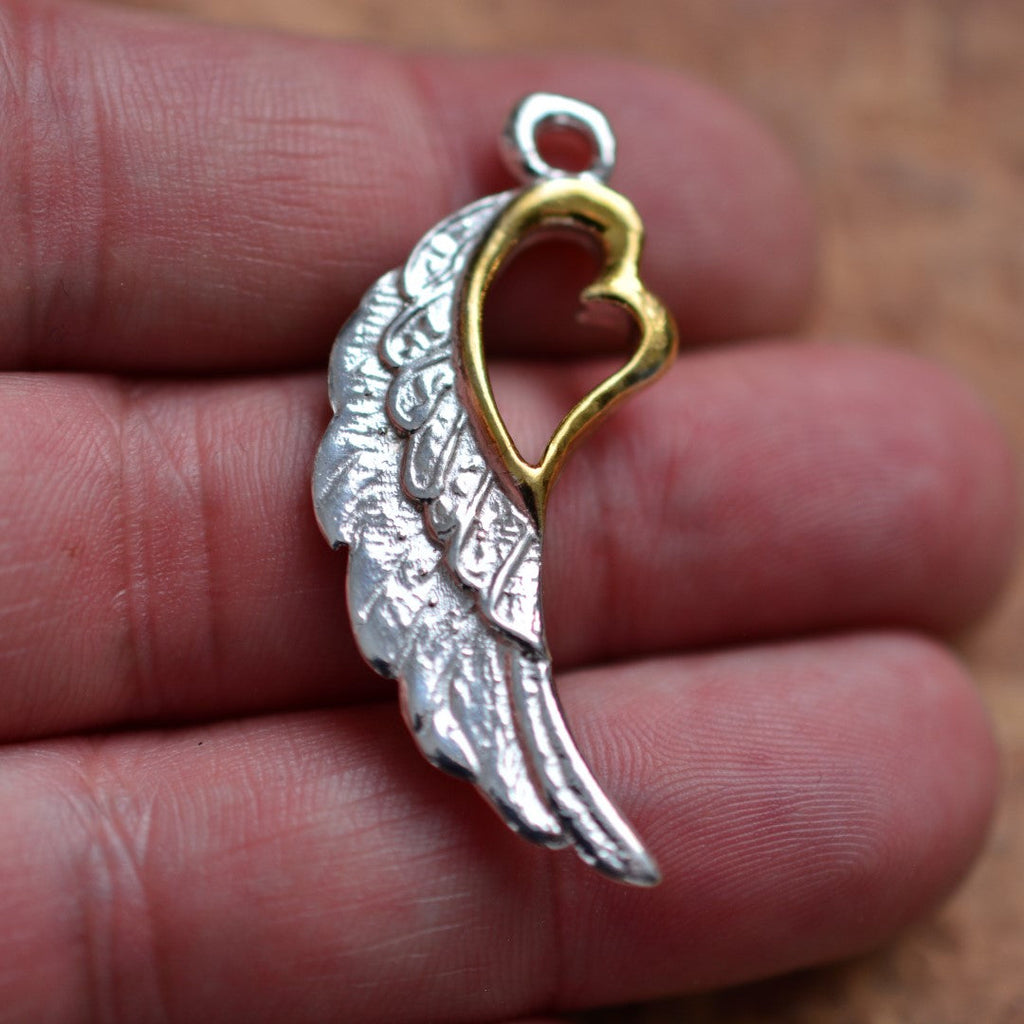 „Flügel mit Herz“-Anhänger aus 925er Silber mit goldfarbenen Akzenten – Talisman für Liebe und Schutz, Skulpturenschmuck im Boho-Stil | Art Diva
