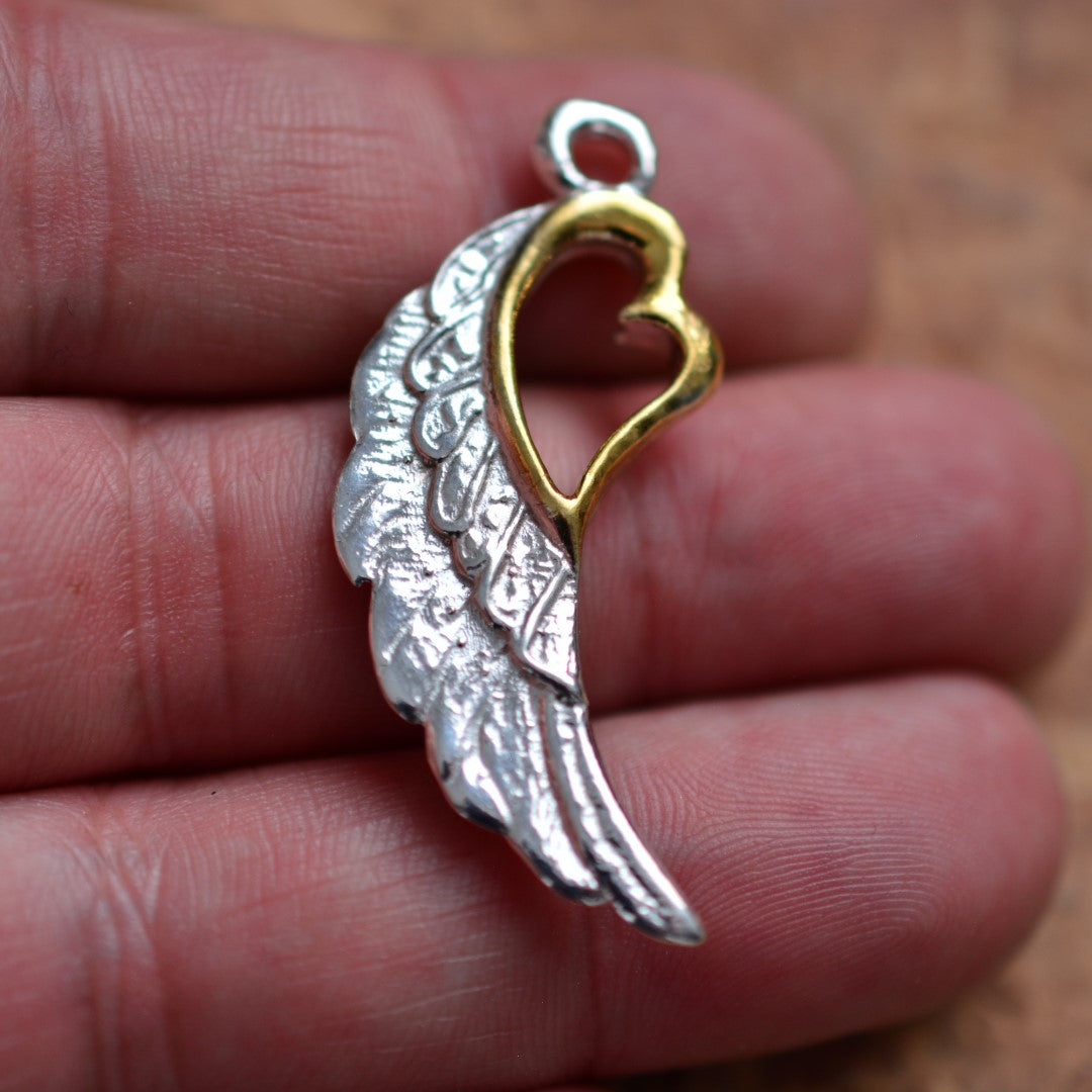 „Flügel mit Herz“-Anhänger aus 925er Silber mit goldfarbenen Akzenten – Talisman für Liebe und Schutz, Skulpturenschmuck im Boho-Stil | Art Diva