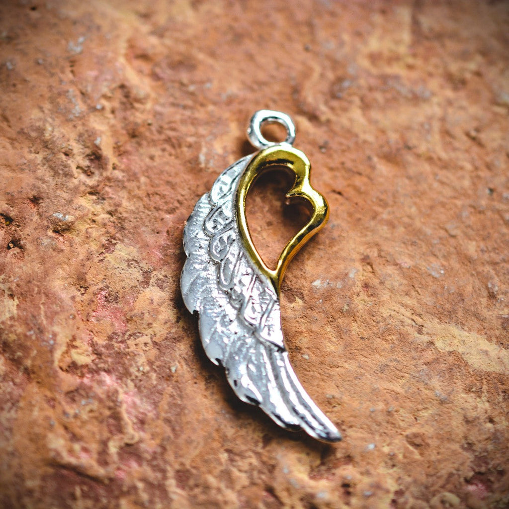 „Flügel mit Herz“-Anhänger aus 925er Silber mit goldfarbenen Akzenten – Talisman für Liebe und Schutz, Skulpturenschmuck im Boho-Stil | Art Diva