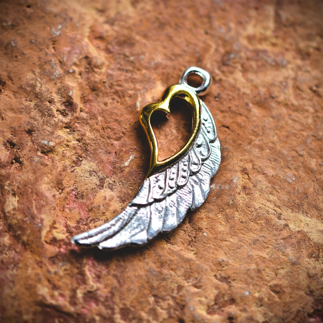 „Flügel mit Herz“-Anhänger aus 925er Silber mit goldfarbenen Akzenten – Talisman für Liebe und Schutz, Skulpturenschmuck im Boho-Stil | Art Diva