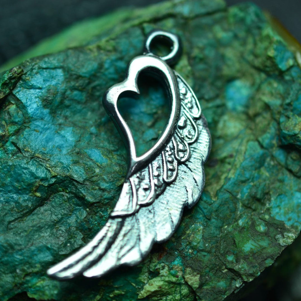 „Flügel mit Herz“-Anhänger aus 925er Silber – Talisman für Liebe und Schutz, Skulpturenschmuck im Boho- und rustikalen Stil | Art Diva
