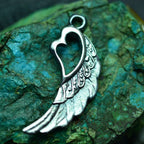 „Flügel mit Herz“-Anhänger aus 925er Silber – Talisman für Liebe und Schutz, Skulpturenschmuck im Boho- und rustikalen Stil | Art Diva