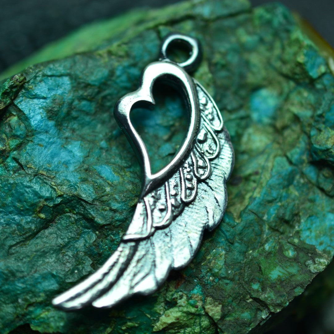 „Flügel mit Herz“-Anhänger aus 925er Silber – Talisman für Liebe und Schutz, Skulpturenschmuck im Boho- und rustikalen Stil | Art Diva