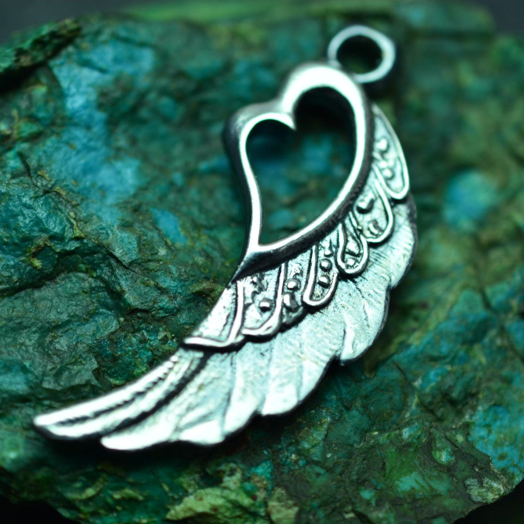 „Flügel mit Herz“-Anhänger aus 925er Silber – Talisman für Liebe und Schutz, Skulpturenschmuck im Boho- und rustikalen Stil | Art Diva