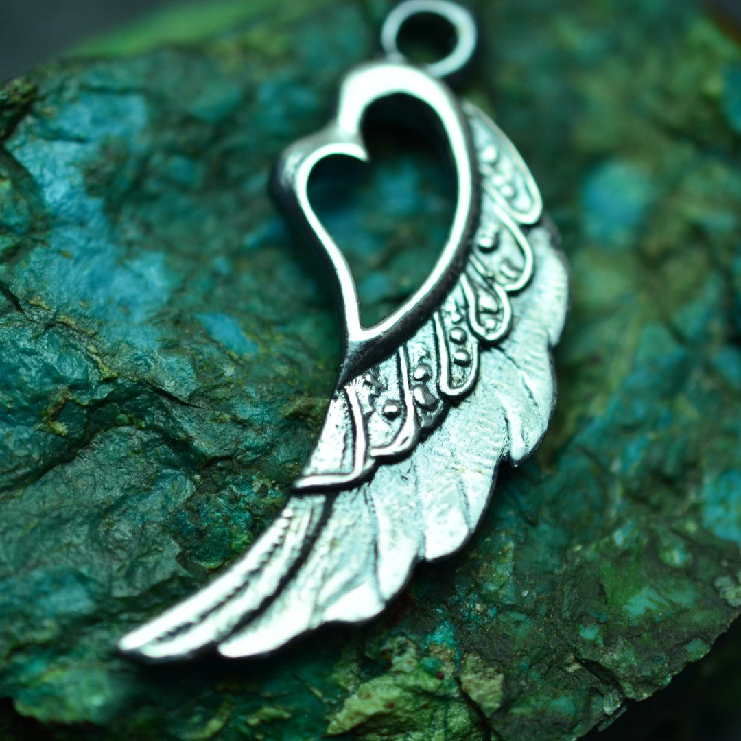 „Flügel mit Herz“-Anhänger aus 925er Silber – Talisman für Liebe und Schutz, Skulpturenschmuck im Boho- und rustikalen Stil | Art Diva