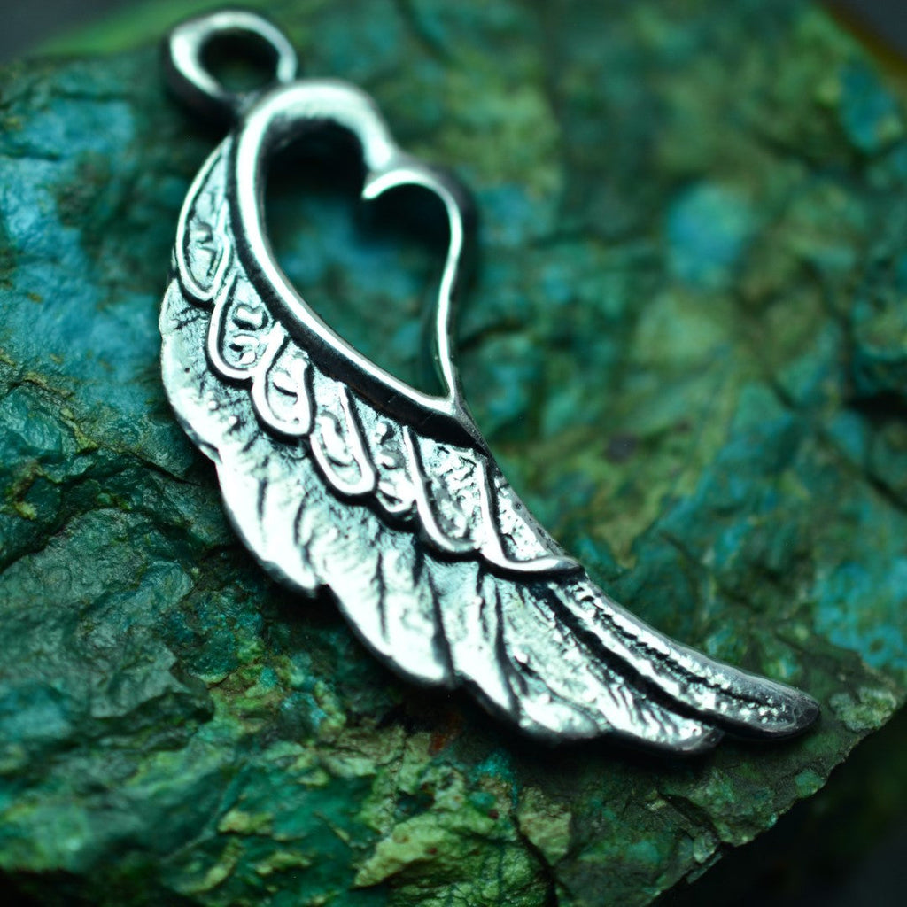 „Flügel mit Herz“-Anhänger aus 925er Silber – Talisman für Liebe und Schutz, Skulpturenschmuck im Boho- und rustikalen Stil | Art Diva