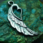 „Flügel mit Herz“-Anhänger aus 925er Silber – Talisman für Liebe und Schutz, Skulpturenschmuck im Boho- und rustikalen Stil | Art Diva