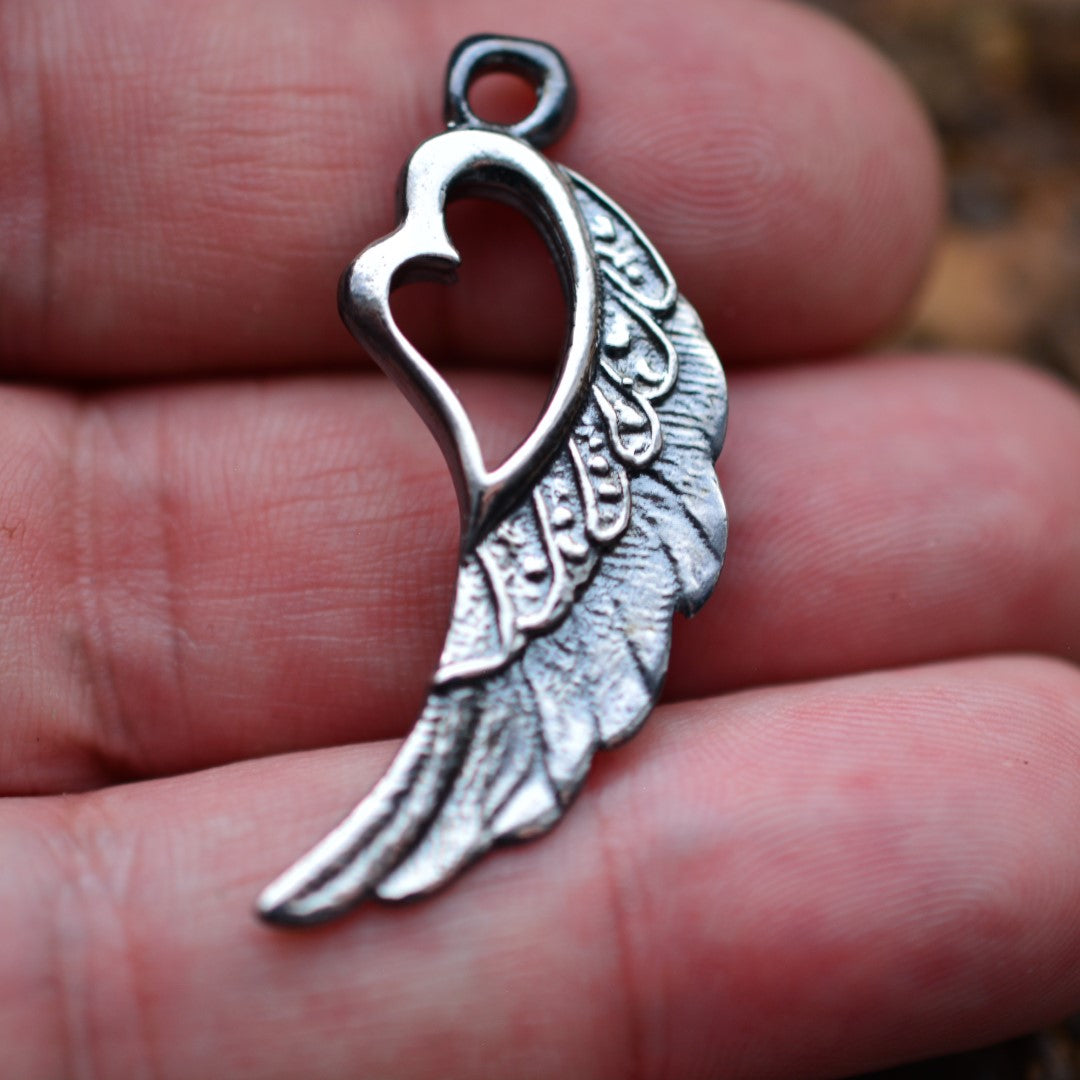 „Flügel mit Herz“-Anhänger aus 925er Silber – Talisman für Liebe und Schutz, Skulpturenschmuck im Boho- und rustikalen Stil | Art Diva