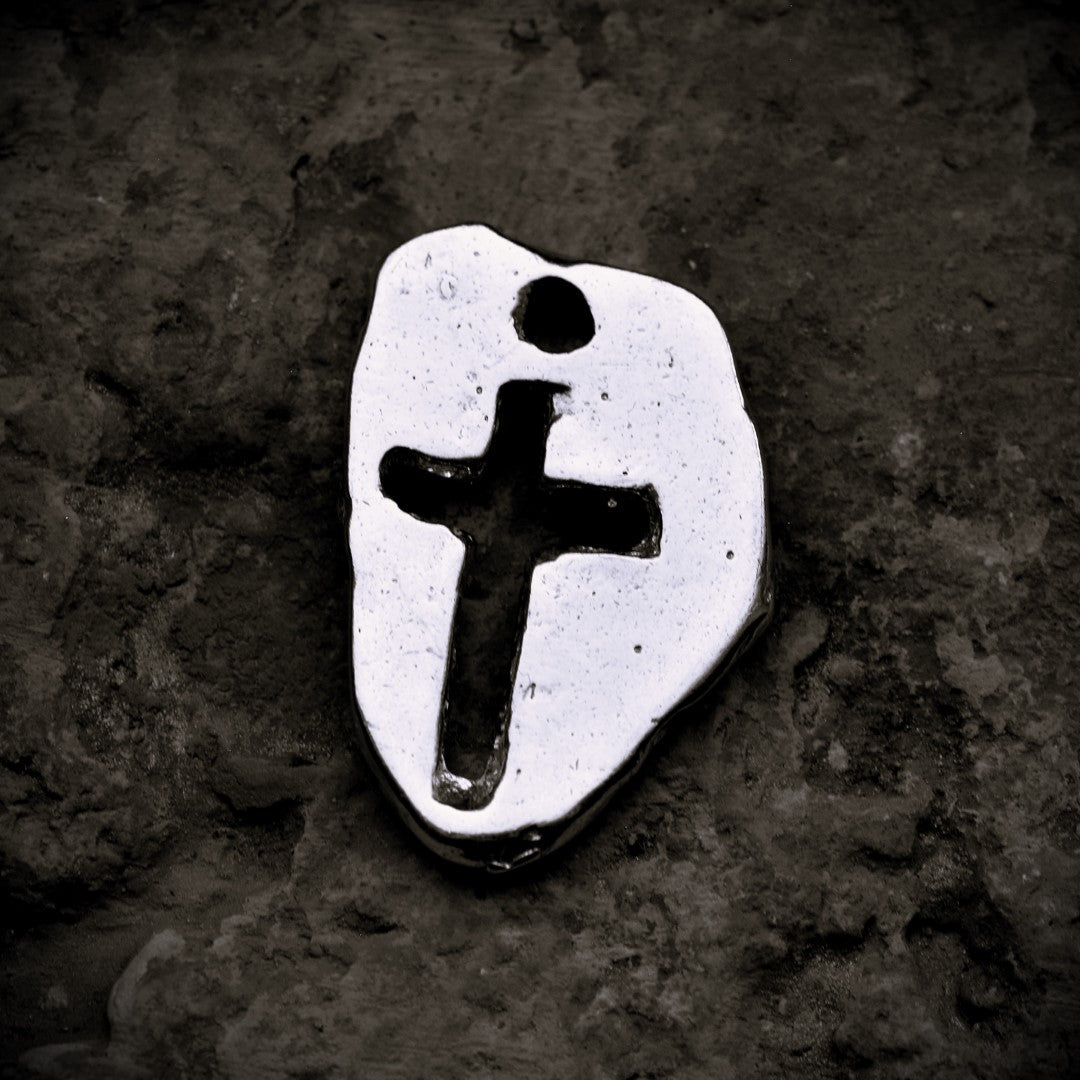 „Massives Kreuz“ – handpolierter Herren-Anhänger aus 925er Silber, Talisman für Stärke, Widerstandskraft und Schutz, Skulpturenschmuck im Boho- und rustikalen Stil | Art Diva