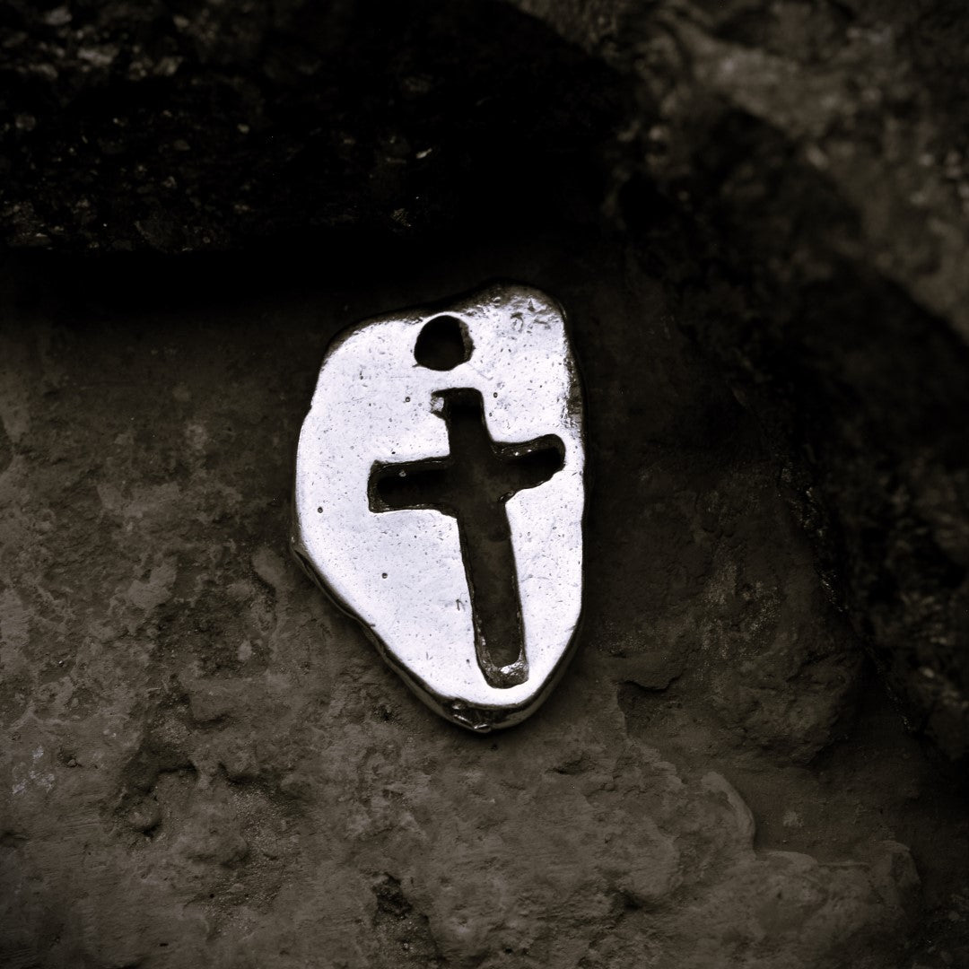 „Massives Kreuz“ – handpolierter Herren-Anhänger aus 925er Silber, Talisman für Stärke, Widerstandskraft und Schutz, Skulpturenschmuck im Boho- und rustikalen Stil | Art Diva
