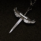 „Schwert mit Engelsflügeln“-Anhänger für Herren aus 925er Silber – handgefertigter Talisman für Stärke und Schutz, Skulpturenschmuck im Boho- und rustikalen Stil | Art Diva