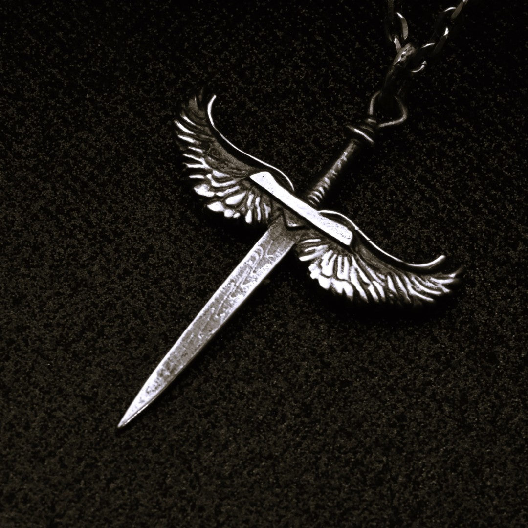 „Schwert mit Engelsflügeln“-Anhänger für Herren aus 925er Silber – handgefertigter Talisman für Stärke und Schutz, Skulpturenschmuck im Boho- und rustikalen Stil | Art Diva