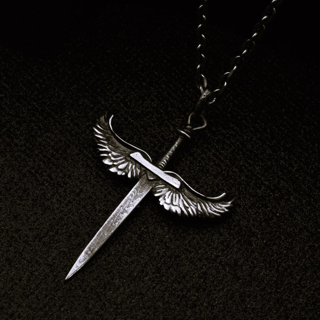 „Schwert mit Engelsflügeln“-Anhänger für Herren aus 925er Silber – handgefertigter Talisman für Stärke und Schutz, Skulpturenschmuck im Boho- und rustikalen Stil | Art Diva