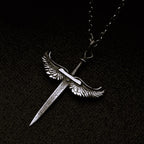 „Schwert mit Engelsflügeln“-Anhänger für Herren aus 925er Silber – handgefertigter Talisman für Stärke und Schutz, Skulpturenschmuck im Boho- und rustikalen Stil | Art Diva