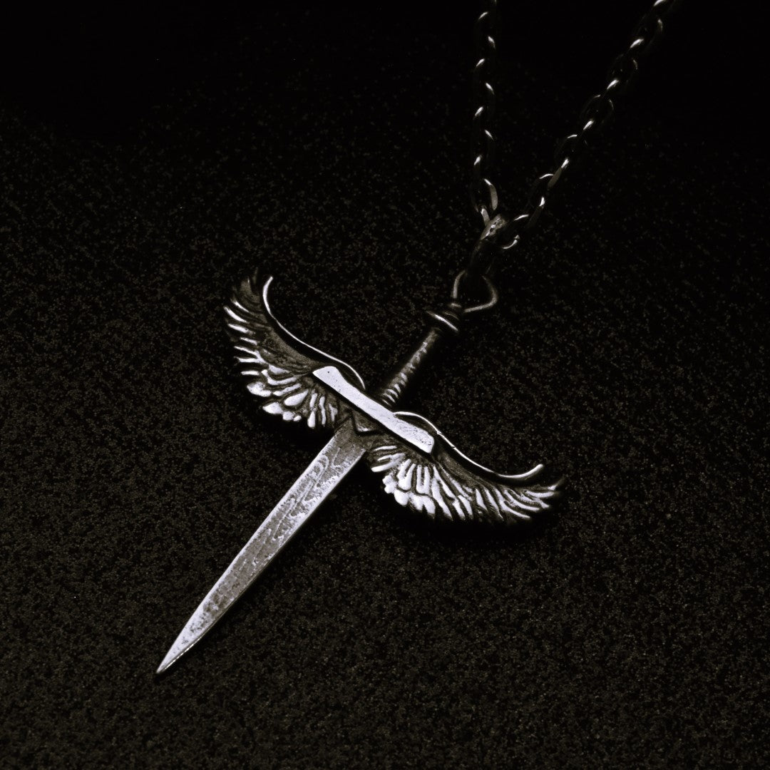 „Schwert mit Engelsflügeln“-Anhänger für Herren aus 925er Silber – handgefertigter Talisman für Stärke und Schutz, Skulpturenschmuck im Boho- und rustikalen Stil | Art Diva