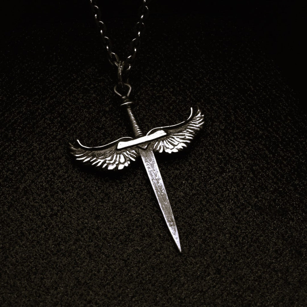 „Schwert mit Engelsflügeln“-Anhänger für Herren aus 925er Silber – handgefertigter Talisman für Stärke und Schutz, Skulpturenschmuck im Boho- und rustikalen Stil | Art Diva