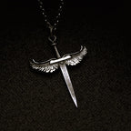 „Schwert mit Engelsflügeln“-Anhänger für Herren aus 925er Silber – handgefertigter Talisman für Stärke und Schutz, Skulpturenschmuck im Boho- und rustikalen Stil | Art Diva