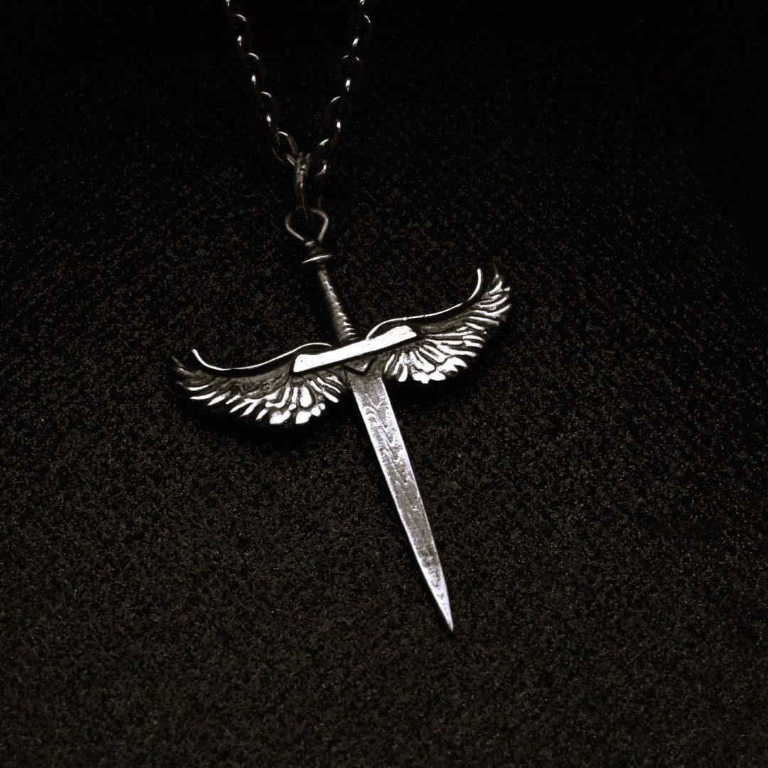 „Schwert mit Engelsflügeln“-Anhänger für Herren aus 925er Silber – handgefertigter Talisman für Stärke und Schutz, Skulpturenschmuck im Boho- und rustikalen Stil | Art Diva