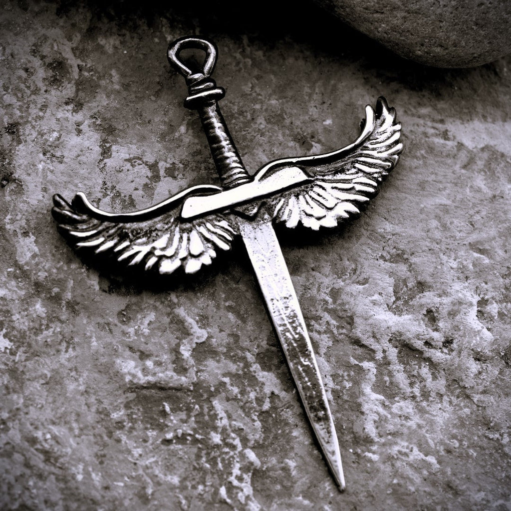 „Schwert mit Engelsflügeln“-Anhänger für Herren aus 925er Silber – handgefertigter Talisman für Stärke und Schutz, Skulpturenschmuck im Boho- und rustikalen Stil | Art Diva