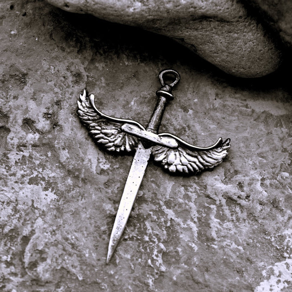 „Schwert mit Engelsflügeln“-Anhänger für Herren aus 925er Silber – handgefertigter Talisman für Stärke und Schutz, Skulpturenschmuck im Boho- und rustikalen Stil | Art Diva