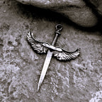 „Schwert mit Engelsflügeln“-Anhänger für Herren aus 925er Silber – handgefertigter Talisman für Stärke und Schutz, Skulpturenschmuck im Boho- und rustikalen Stil | Art Diva