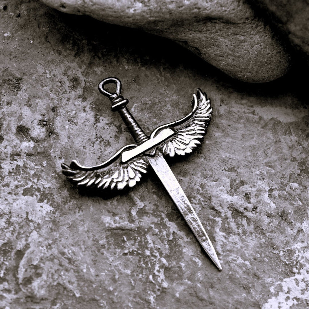 „Schwert mit Engelsflügeln“-Anhänger für Herren aus 925er Silber – handgefertigter Talisman für Stärke und Schutz, Skulpturenschmuck im Boho- und rustikalen Stil | Art Diva