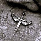„Schwert mit Engelsflügeln“-Anhänger für Herren aus 925er Silber – handgefertigter Talisman für Stärke und Schutz, Skulpturenschmuck im Boho- und rustikalen Stil | Art Diva