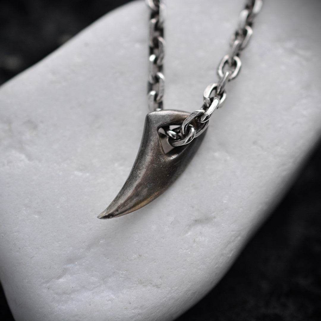 „Wolfszahn“ – teilweise oxidierter Herren-Anhänger aus 925er Silber, Talisman für Stärke und Schutz | Art Diva