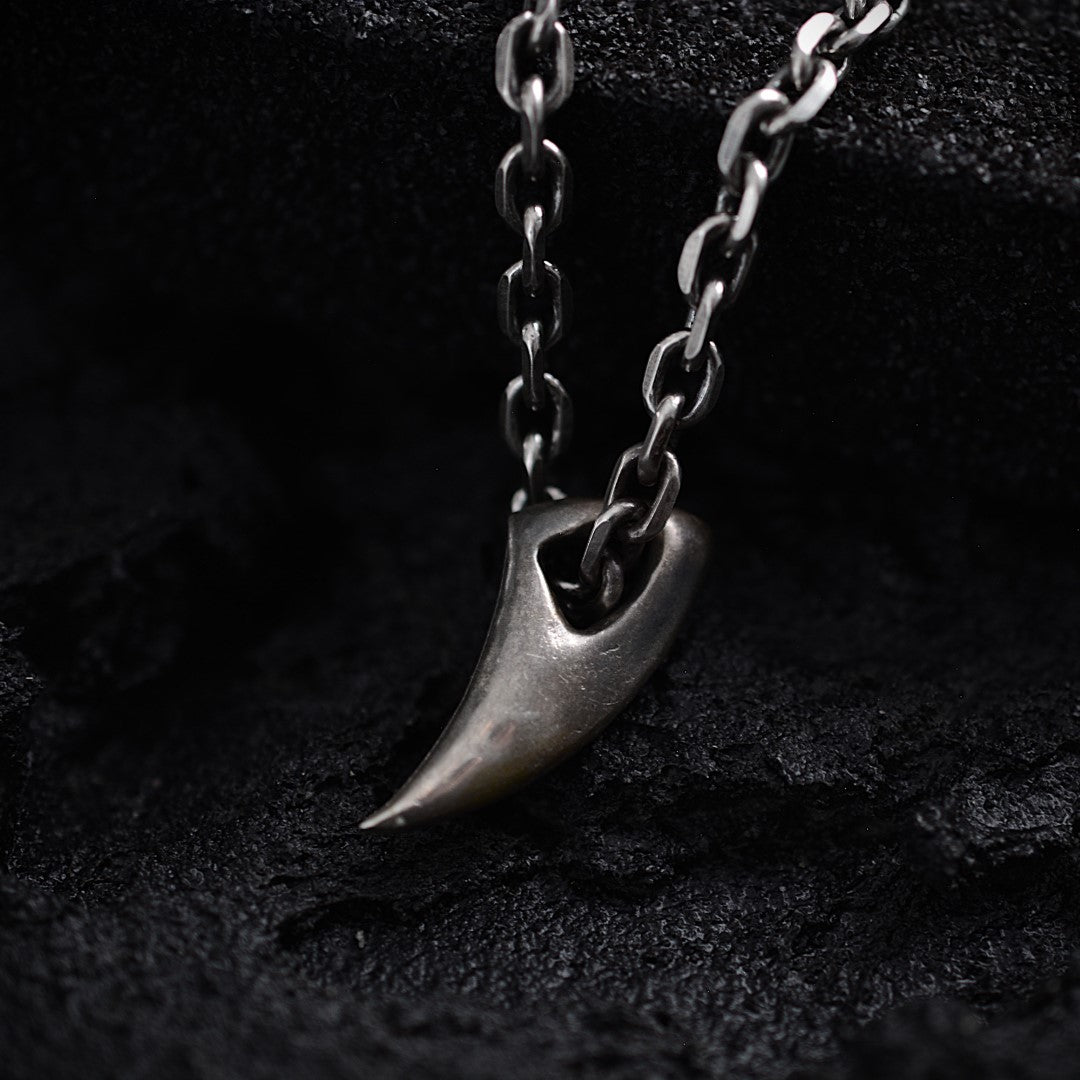 „Wolfszahn“ – teilweise oxidierter Herren-Anhänger aus 925er Silber, Talisman für Stärke und Schutz | Art Diva