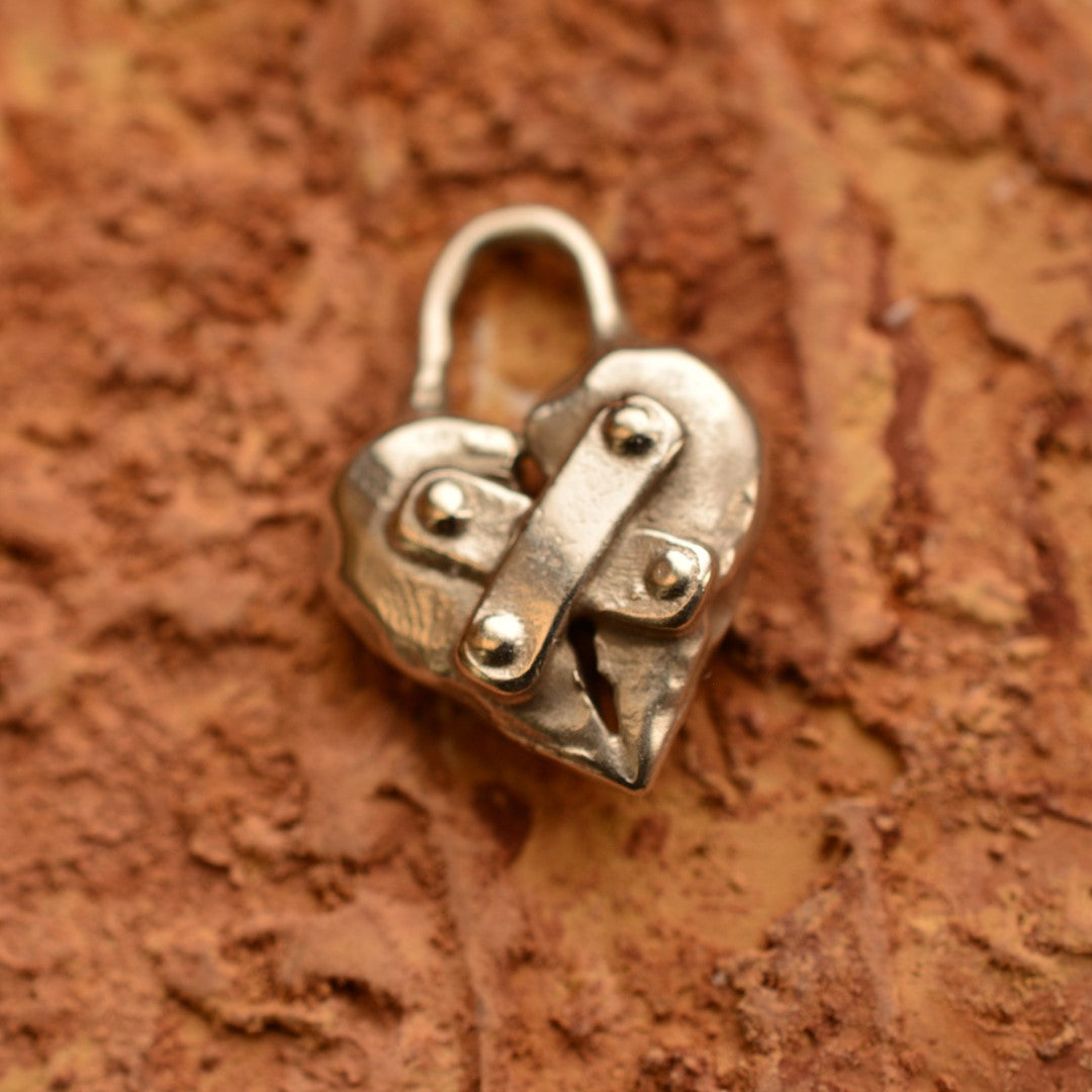 „Restauriertes Herz“-Anhänger aus 925er Silber – Amulett für Hoffnung und Neubeginn, Skulpturenschmuck im Boho- und rustikalen Stil | Art Diva