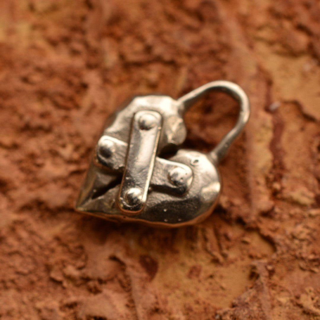 „Restauriertes Herz“-Anhänger aus 925er Silber – Amulett für Hoffnung und Neubeginn, Skulpturenschmuck im Boho- und rustikalen Stil | Art Diva