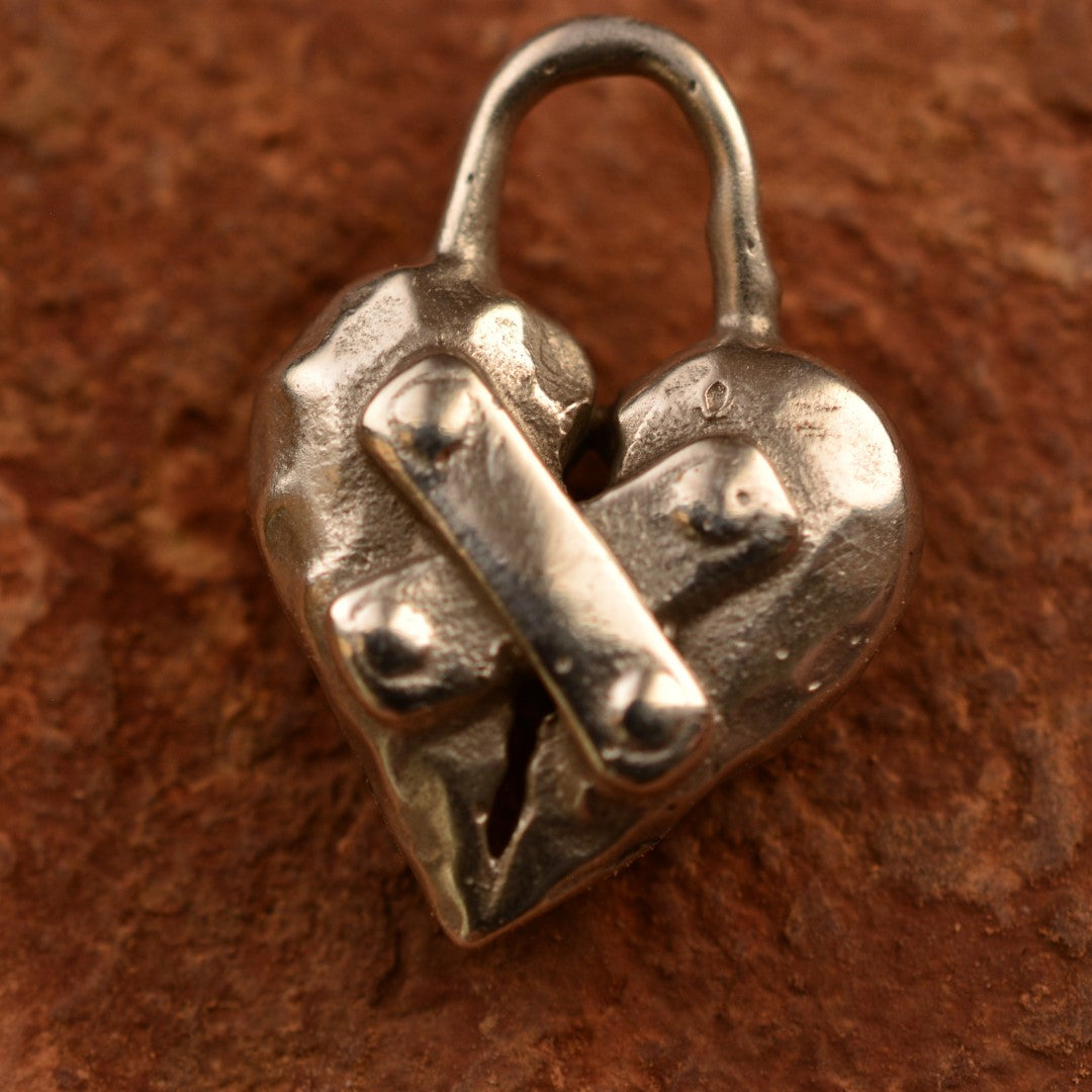 „Restauriertes Herz“-Anhänger aus 925er Silber – Amulett für Hoffnung und Neubeginn, Skulpturenschmuck im Boho- und rustikalen Stil | Art Diva