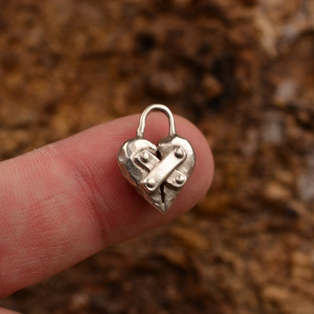 „Restauriertes Herz“-Anhänger aus 925er Silber – Amulett für Hoffnung und Neubeginn, Skulpturenschmuck im Boho- und rustikalen Stil | Art Diva