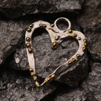 „Herzenshauch“ – Anhänger aus 925er Silber mit goldfarbenen Akzenten, Talisman für Zärtlichkeit und reine Gefühle, von Hand poliert | Art Diva