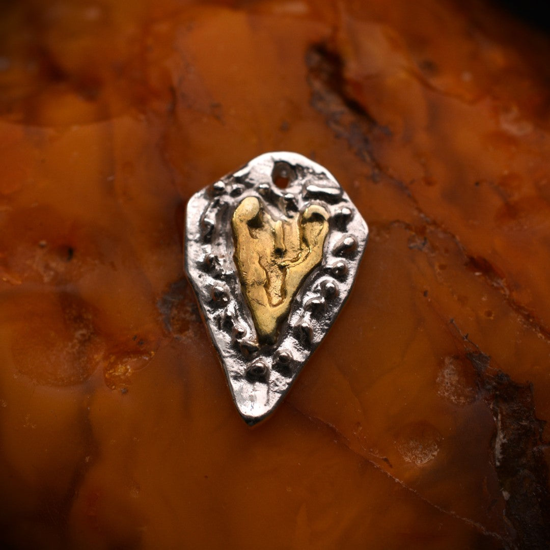 „Herz der Zuneigung“ – handgefertigter Anhänger aus 925er Silber, Talisman für Liebe und Zärtlichkeit, Skulpturenschmuck im Boho- und rustikalen Stil | Art Diva