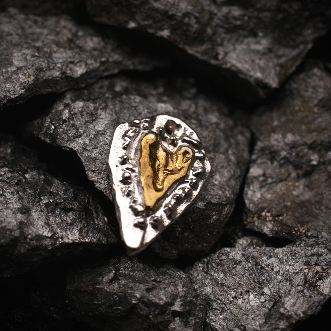 „Herz der Zuneigung“ – handgefertigter Anhänger aus 925er Silber, Talisman für Liebe und Zärtlichkeit, Skulpturenschmuck im Boho- und rustikalen Stil | Art Diva