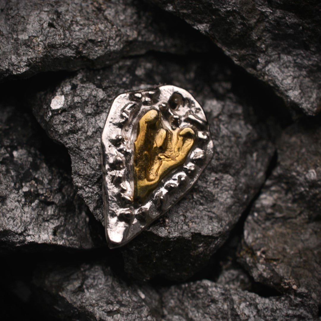 „Herz der Zuneigung“ – handgefertigter Anhänger aus 925er Silber, Talisman für Liebe und Zärtlichkeit, Skulpturenschmuck im Boho- und rustikalen Stil | Art Diva