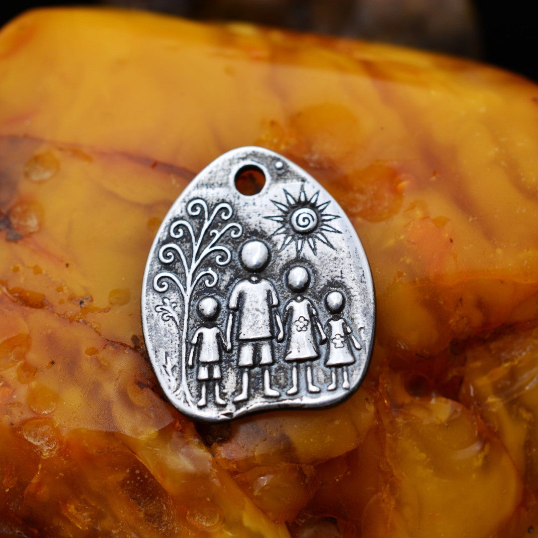 „Familie“-Anhänger aus 925er Silber – handgefertigter Talisman für Liebe und Schutz, skulpturaler Schmuck im Boho-Rustik-Stil | Art Diva