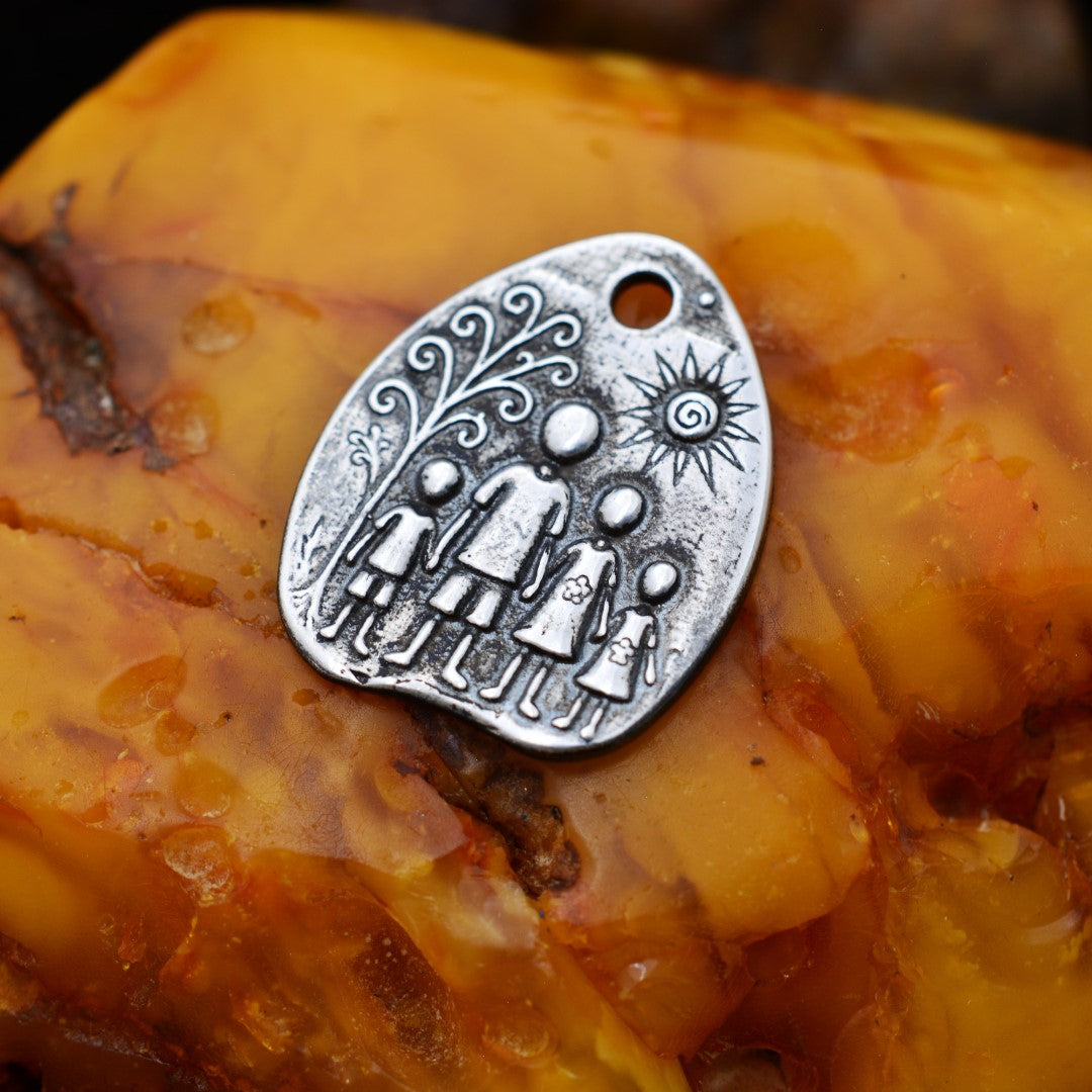„Familie“-Anhänger aus 925er Silber – handgefertigter Talisman für Liebe und Schutz, skulpturaler Schmuck im Boho-Rustik-Stil | Art Diva