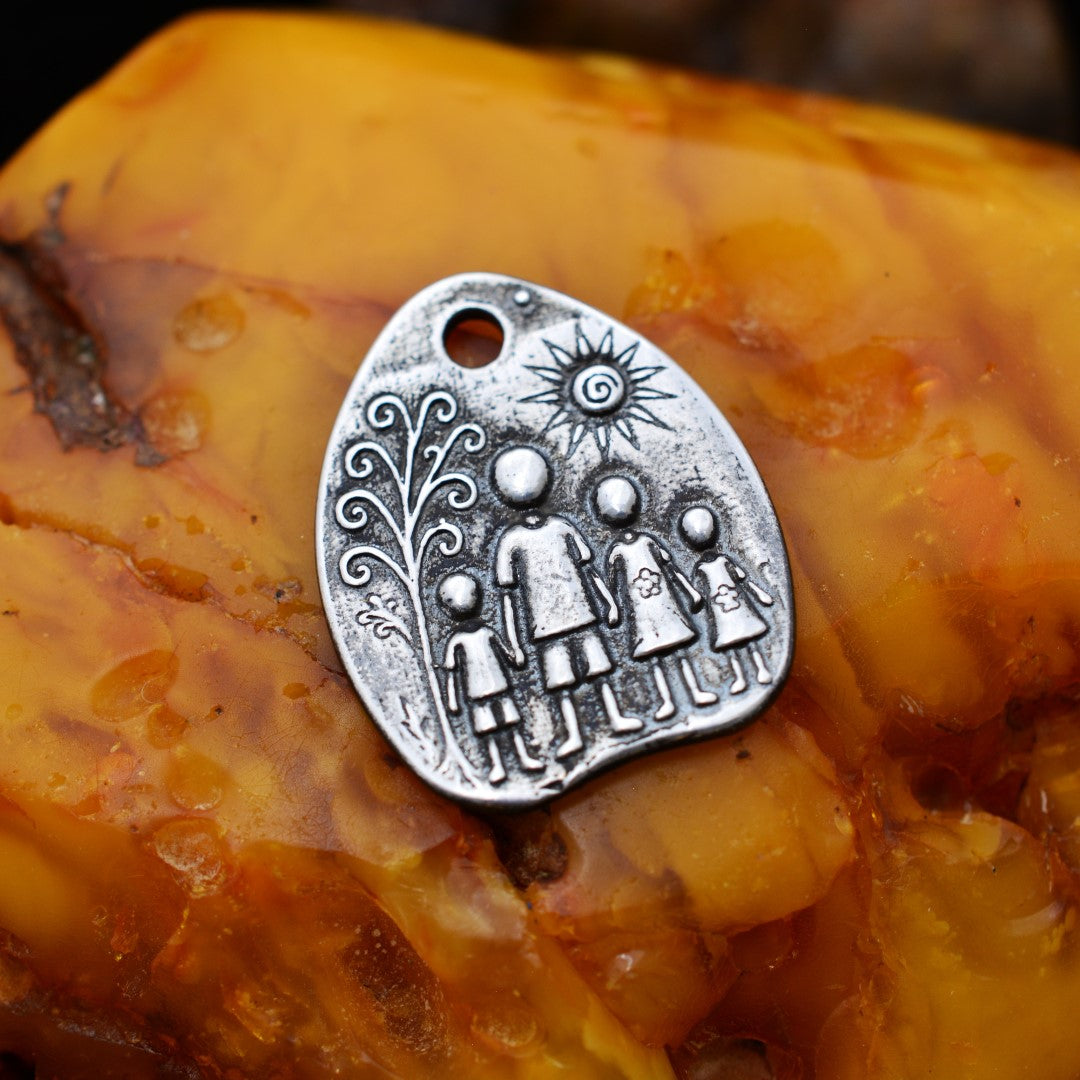 „Familie“-Anhänger aus 925er Silber – handgefertigter Talisman für Liebe und Schutz, skulpturaler Schmuck im Boho-Rustik-Stil | Art Diva